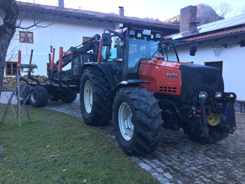 Traktor des Typs Valtra 8150, Gebrauchtmaschine in Flintsbach am Inn (Bild 1)