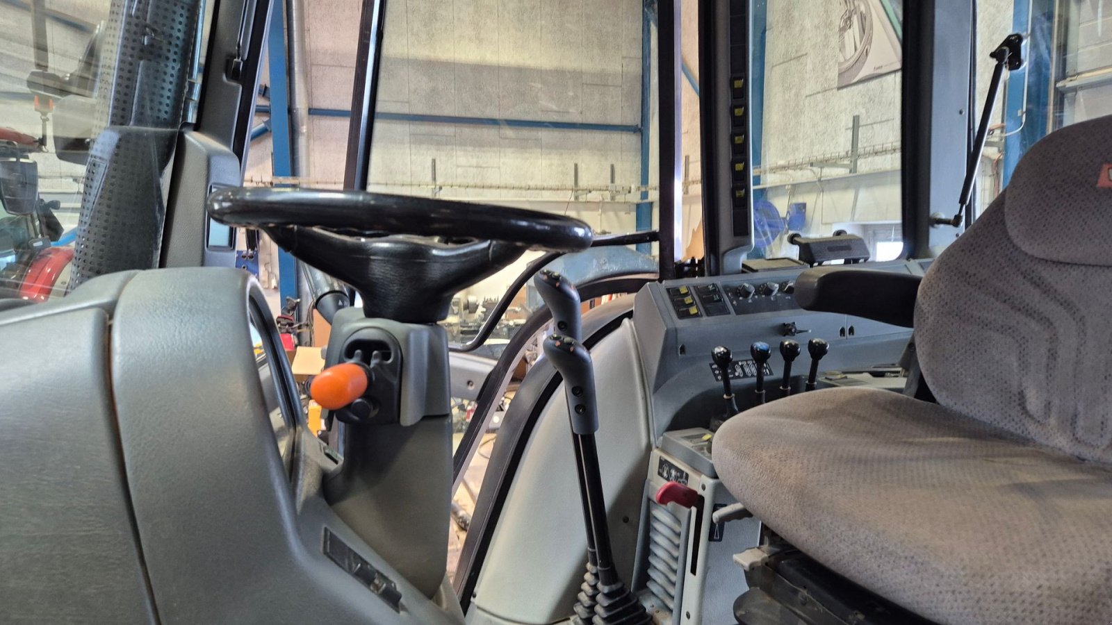 Traktor of the type Valtra 8350 Hitech, Gebrauchtmaschine in Høng (Picture 13)