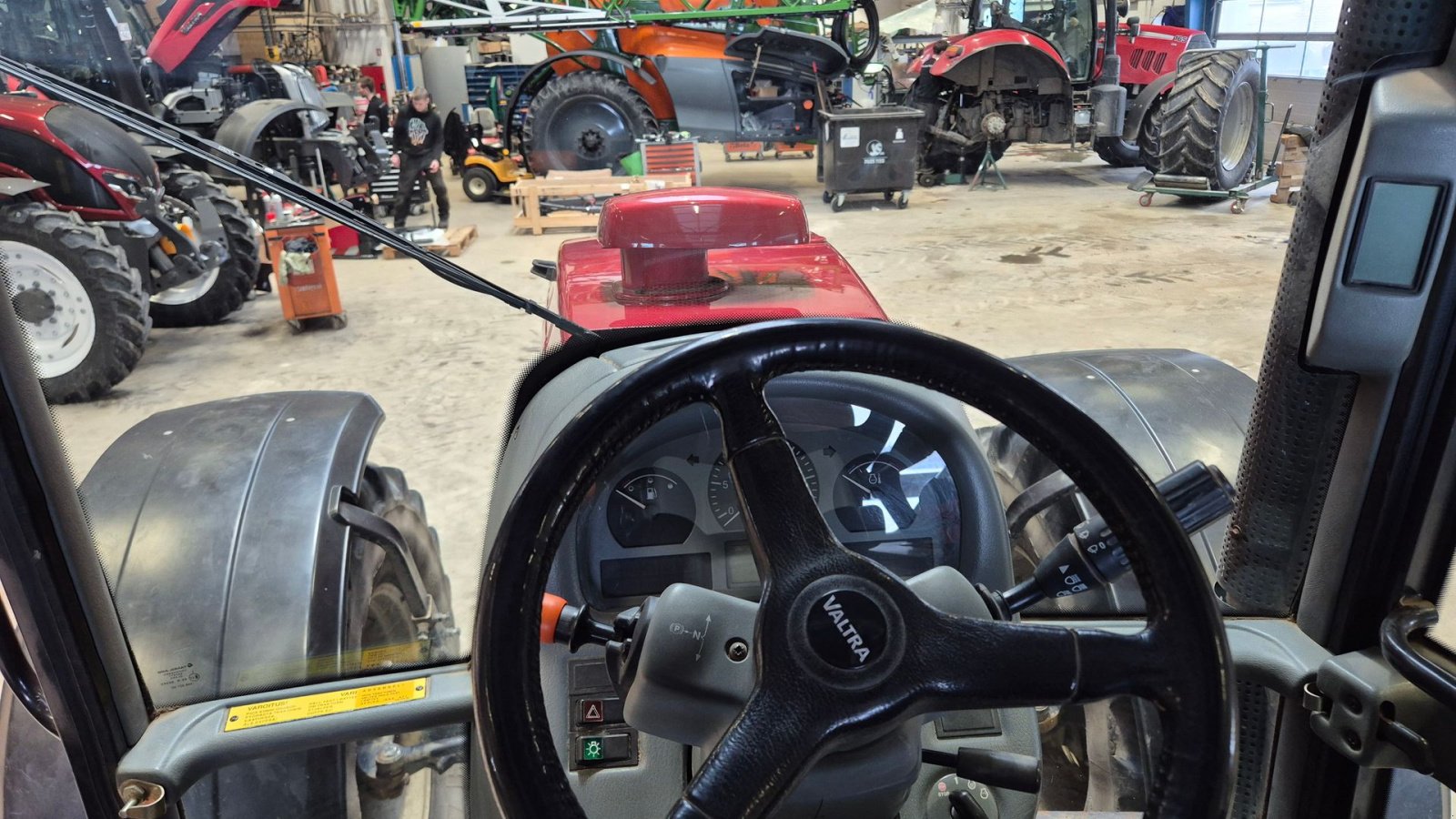 Traktor of the type Valtra 8350 Hitech, Gebrauchtmaschine in Høng (Picture 9)