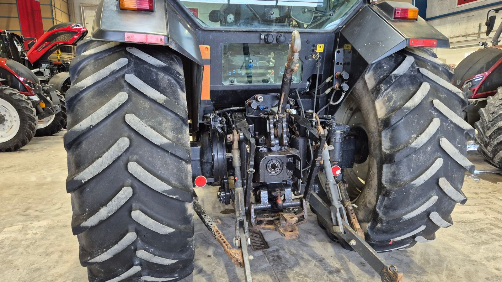 Traktor of the type Valtra 8350 Hitech, Gebrauchtmaschine in Høng (Picture 16)