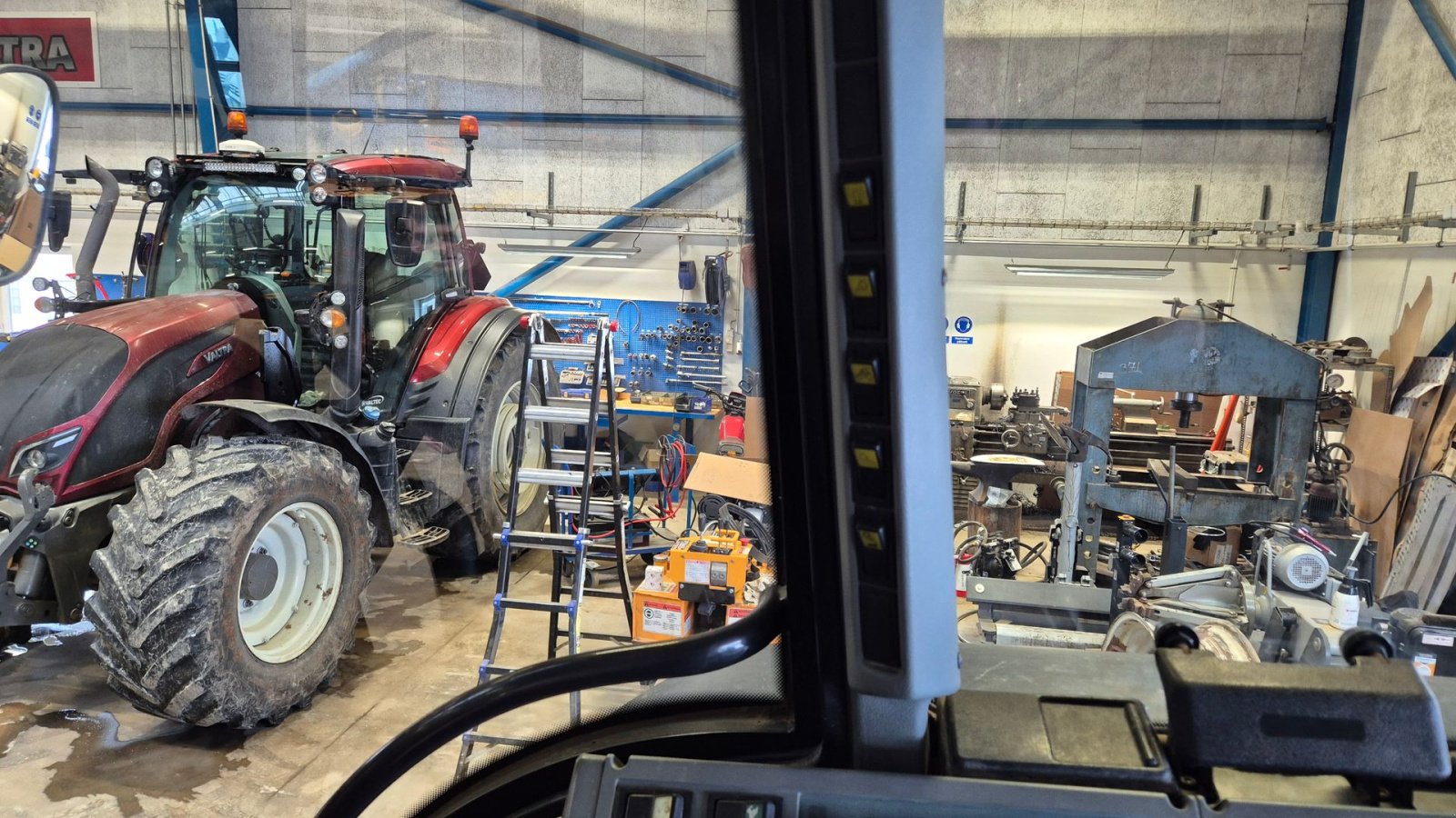 Traktor of the type Valtra 8350 Hitech, Gebrauchtmaschine in Høng (Picture 10)