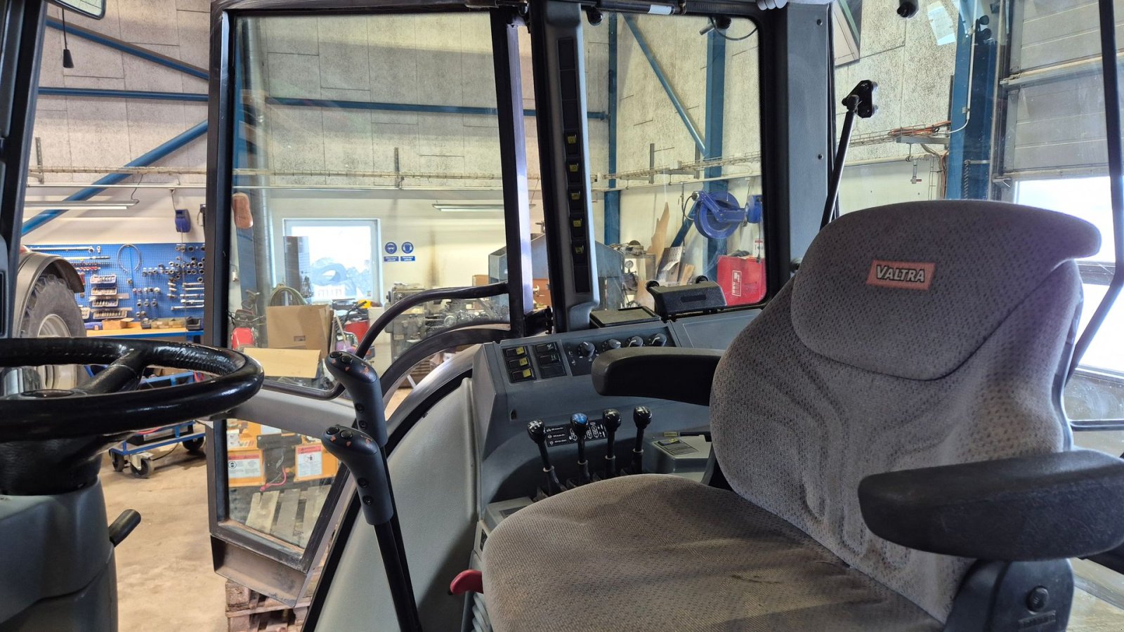 Traktor of the type Valtra 8350 Hitech, Gebrauchtmaschine in Høng (Picture 15)