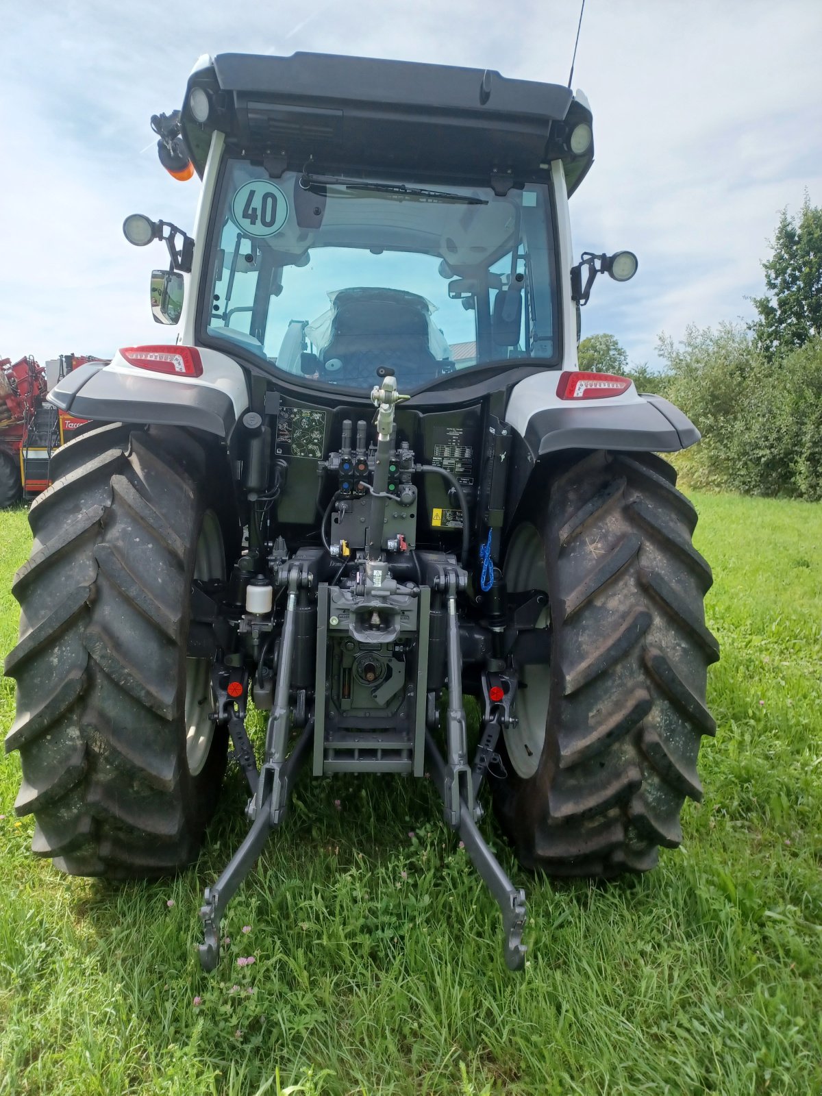 Traktor des Typs Valtra A 105 MH 4, Neumaschine in Uffenheim (Bild 4)