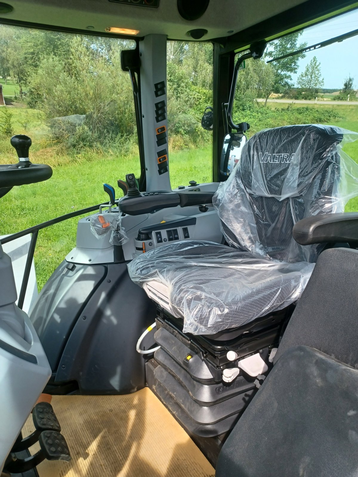 Traktor des Typs Valtra A 105 MH 4, Neumaschine in Uffenheim (Bild 5)