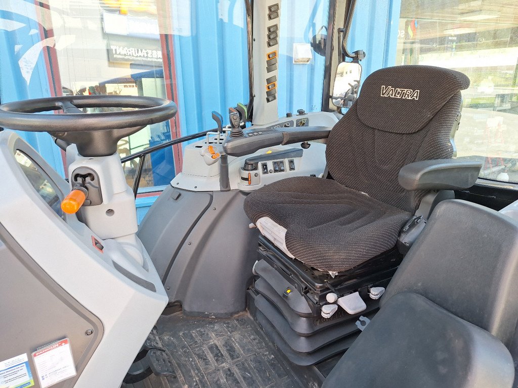 Traktor typu Valtra A 115 Traktor, Ausstellungsmaschine v Chur (Obrázek 8)