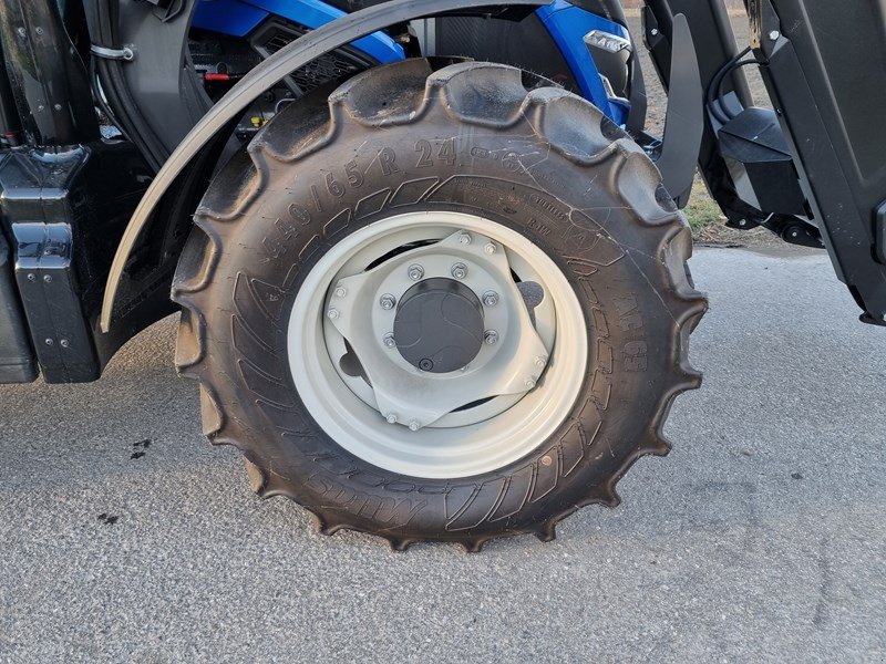 Traktor typu Valtra A 115 Traktor, Ausstellungsmaschine v Chur (Obrázek 2)