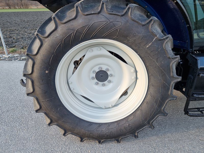 Traktor van het type Valtra A 115 Traktor, Ausstellungsmaschine in Chur (Foto 1)