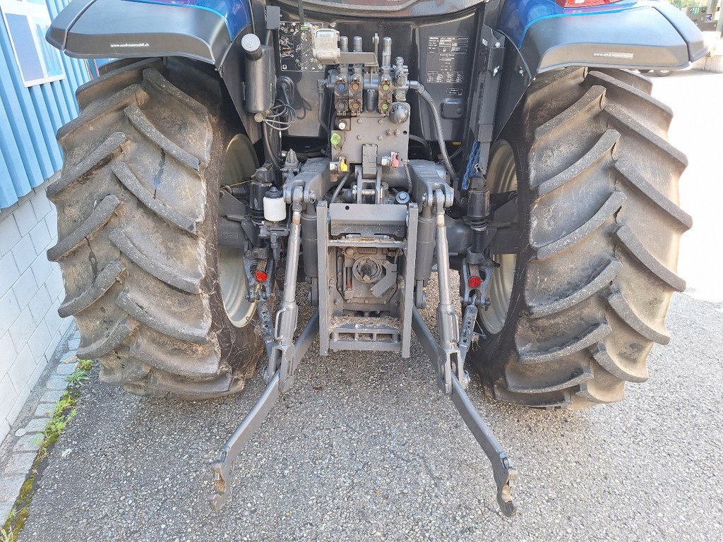 Traktor van het type Valtra A 115 Traktor, Ausstellungsmaschine in Chur (Foto 7)