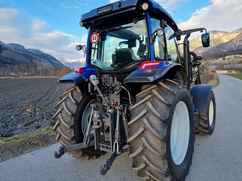 Traktor des Typs Valtra A 115 Traktor, Ausstellungsmaschine in Chur (Bild 5)