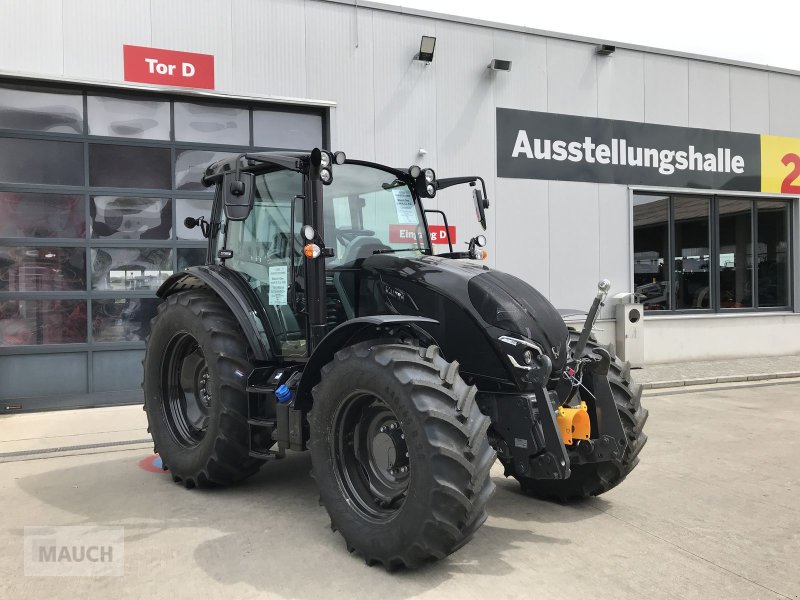 Traktor του τύπου Valtra A 115, Neumaschine σε Burgkirchen