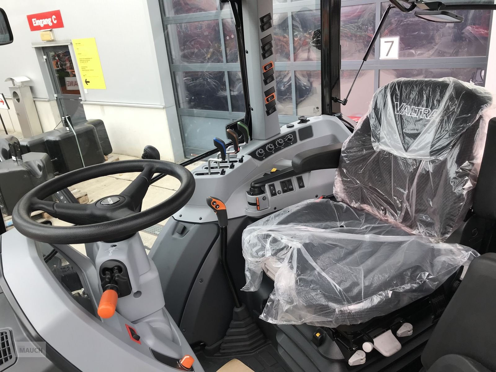 Traktor des Typs Valtra A 95, Neumaschine in Burgkirchen (Bild 11)