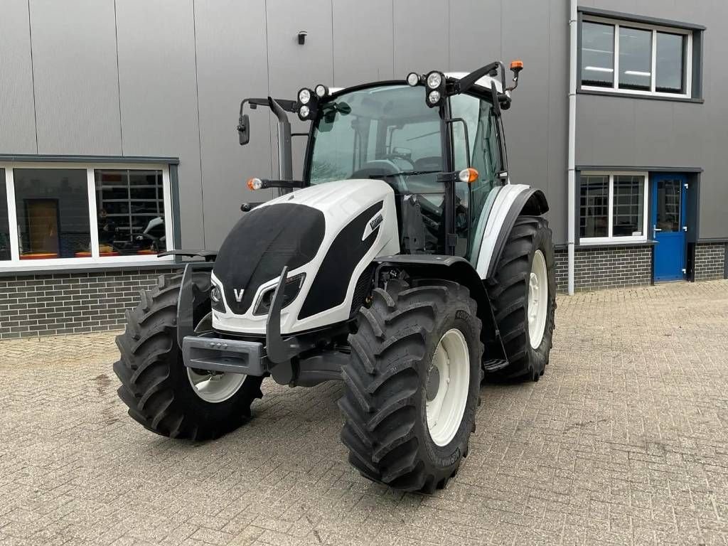 Traktor типа Valtra A104 Hitech 4, Luchtremmen, voorladeraanbouwdelen, Gebrauchtmaschine в Marknesse (Фотография 2)