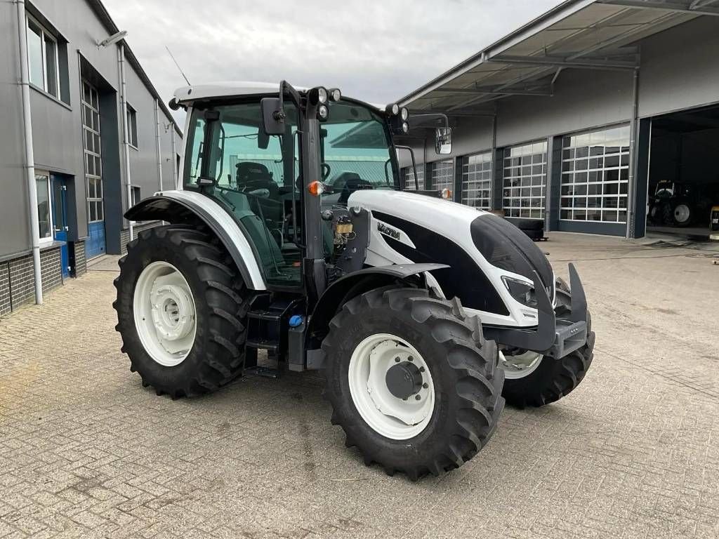 Traktor типа Valtra A104 Hitech 4, Luchtremmen, voorladeraanbouwdelen, Gebrauchtmaschine в Marknesse (Фотография 4)