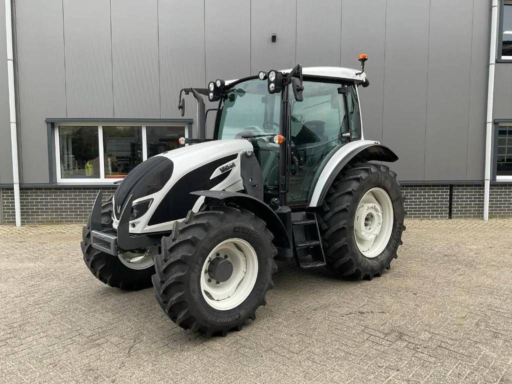 Traktor типа Valtra A104 Hitech 4, Luchtremmen, voorladeraanbouwdelen, Gebrauchtmaschine в Marknesse (Фотография 1)