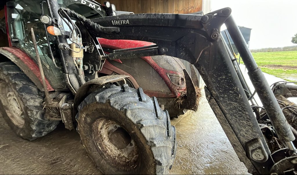 Traktor Türe ait Valtra A104 Hitech, Gebrauchtmaschine içinde JOSSELIN (resim 5)