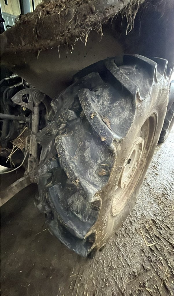 Traktor Türe ait Valtra A104 Hitech, Gebrauchtmaschine içinde JOSSELIN (resim 9)