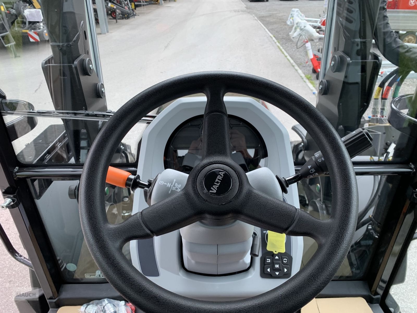 Traktor typu Valtra A115 MH4 + Frontlader G4L, Neumaschine v Eben (Obrázek 13)