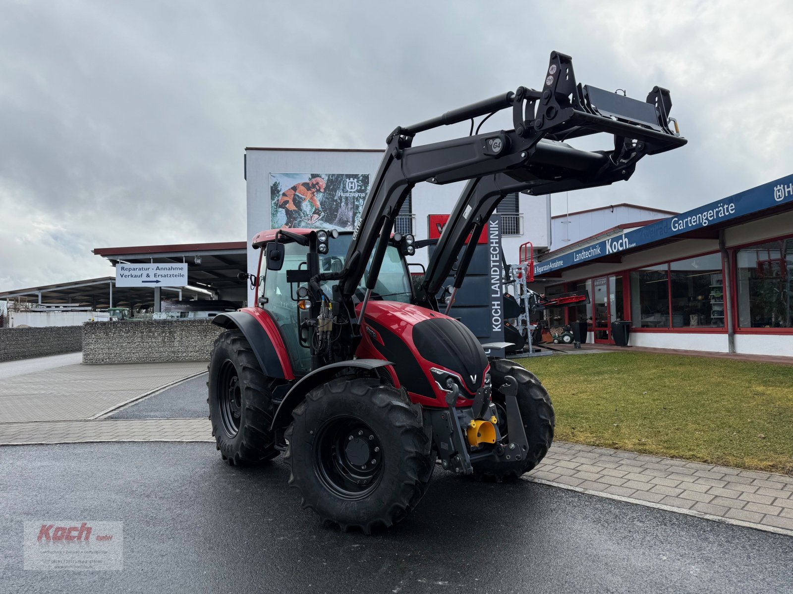 Traktor of the type Valtra A115 MH4, Neumaschine in Neumarkt / Pölling (Picture 1)