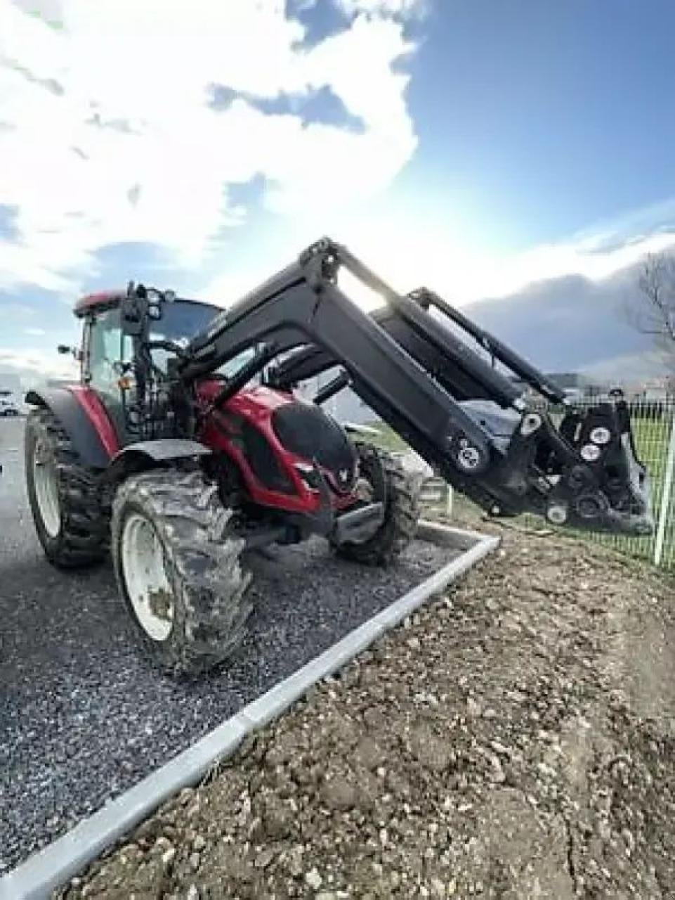 Traktor typu Valtra a115h4, Gebrauchtmaschine v MONFERRAN (Obrázek 2)