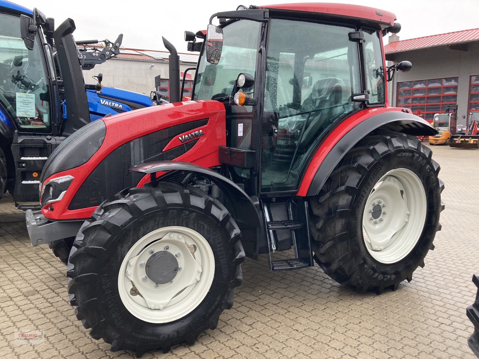 Traktor des Typs Valtra A85 Hitech, Neumaschine in Mainburg/Wambach (Bild 1)