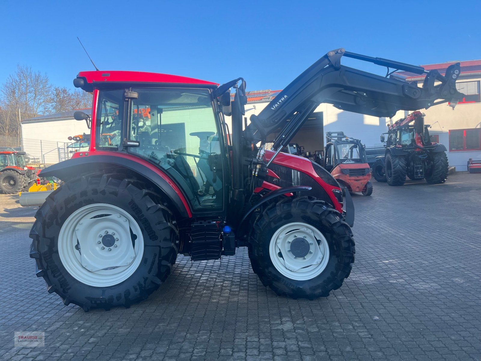 Traktor del tipo Valtra A85 mit FL, Neumaschine en Mainburg/Wambach (Imagen 2)