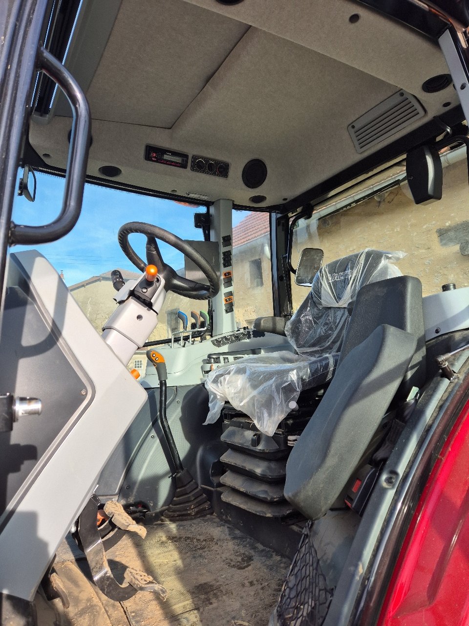 Traktor типа Valtra A85, Gebrauchtmaschine в MANDRES-SUR-VAIR (Фотография 9)