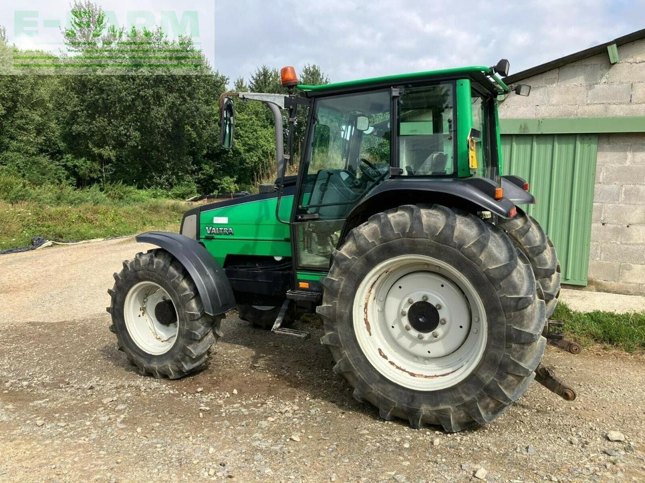 Traktor του τύπου Valtra a85, Gebrauchtmaschine σε PONTIVY (56 - MORBIHAN) (Φωτογραφία 1)