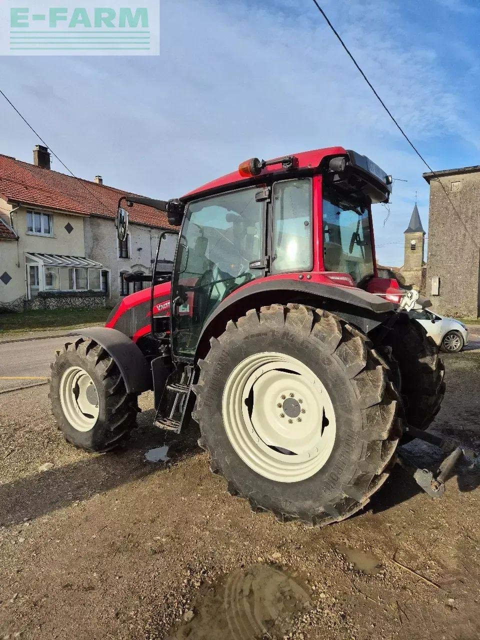 Traktor типа Valtra a85, Gebrauchtmaschine в CHAUVONCOURT (Фотография 5)