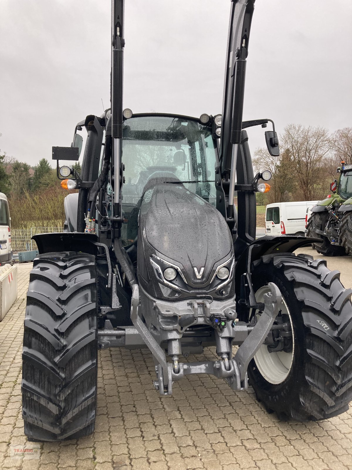 Traktor des Typs Valtra G 125A m. FL, Neumaschine in Mainburg/Wambach (Bild 3)