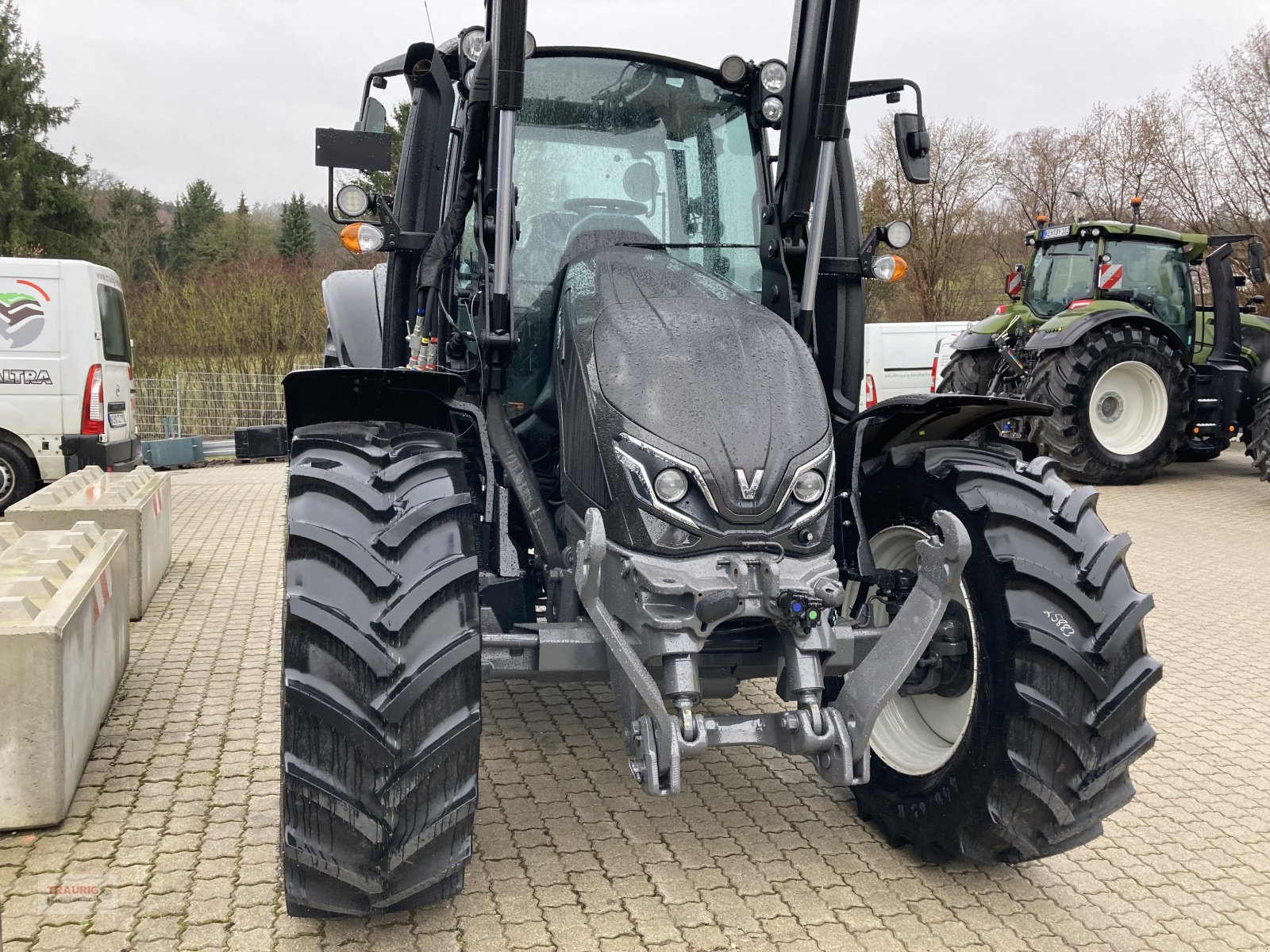 Traktor des Typs Valtra G 125A m. FL, Neumaschine in Mainburg/Wambach (Bild 2)