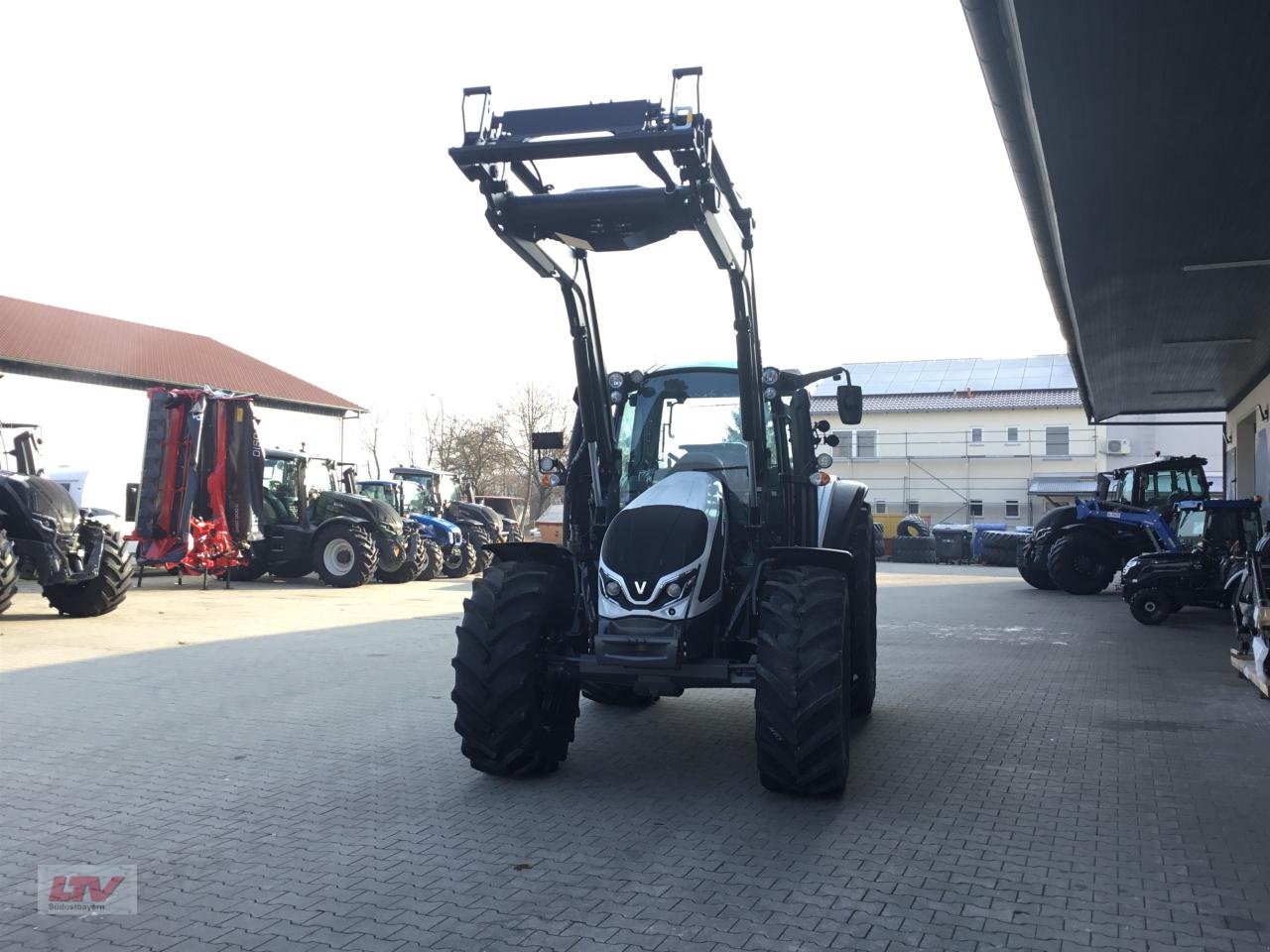 Traktor of the type Valtra G 125e A FL, Neumaschine in Eggenfelden (Picture 2)