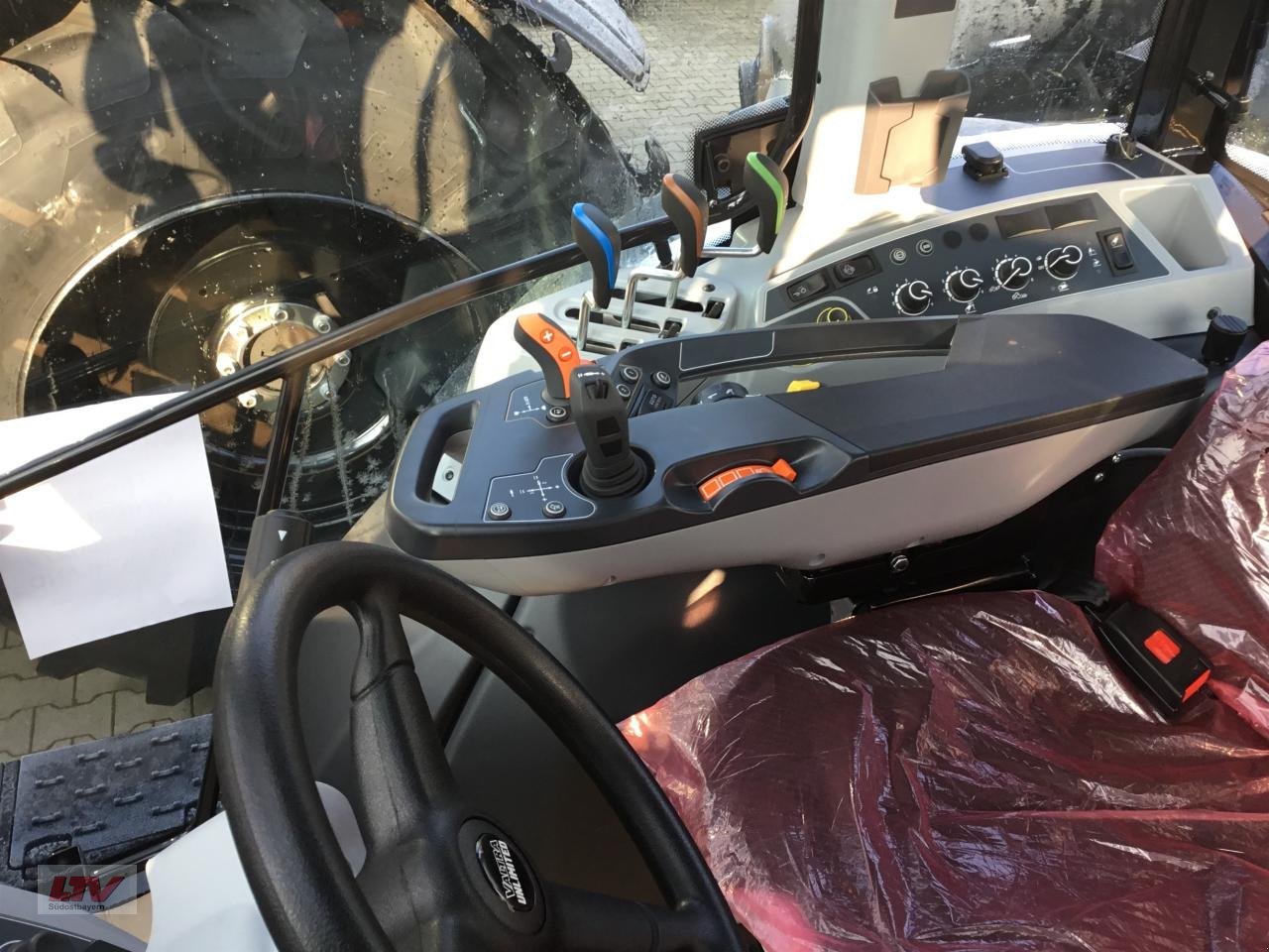 Traktor of the type Valtra G 125e A FL, Neumaschine in Eggenfelden (Picture 3)