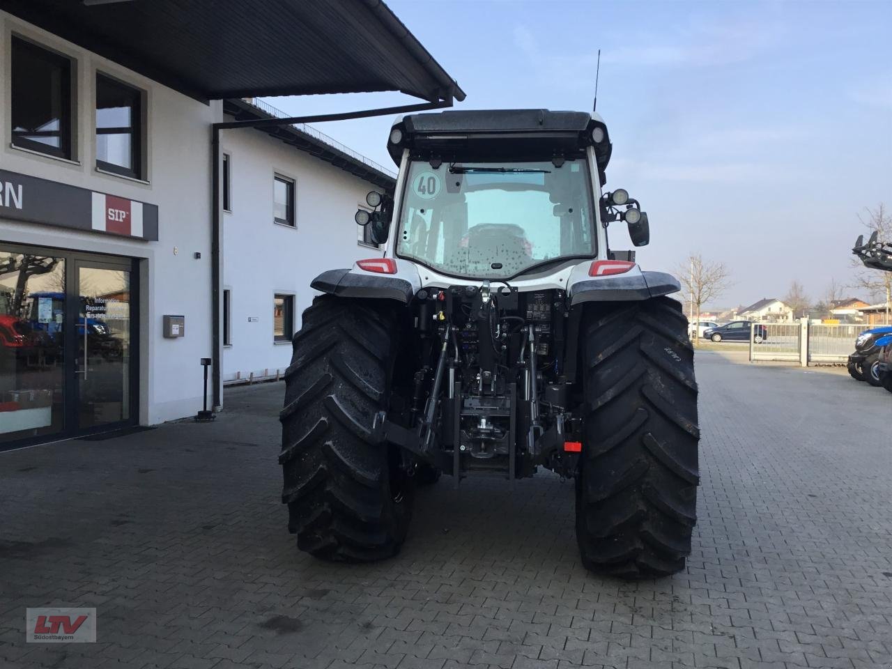 Traktor of the type Valtra G 125e A FL, Neumaschine in Eggenfelden (Picture 5)