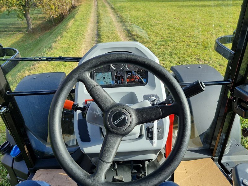 Traktor van het type Valtra G 135 Active Traktor, Ausstellungsmaschine in Chur (Foto 7)