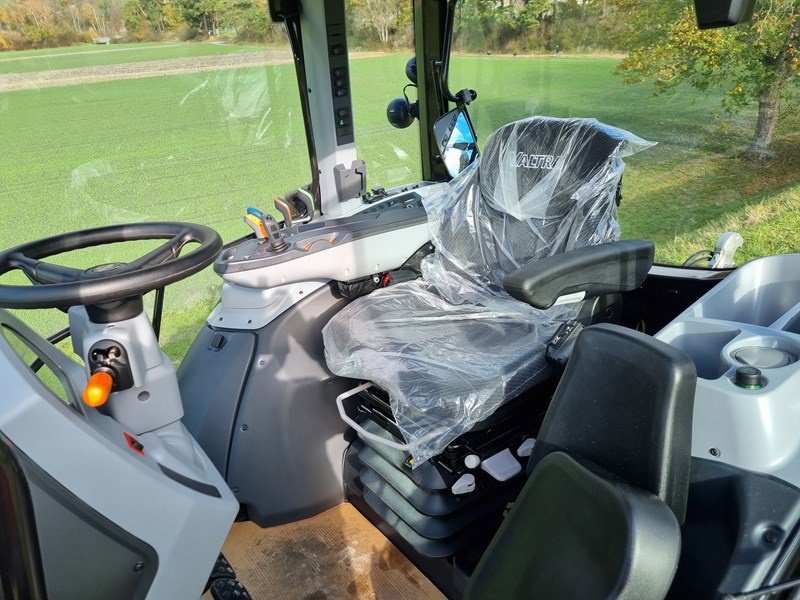 Traktor van het type Valtra G 135 Active Traktor, Ausstellungsmaschine in Chur (Foto 8)