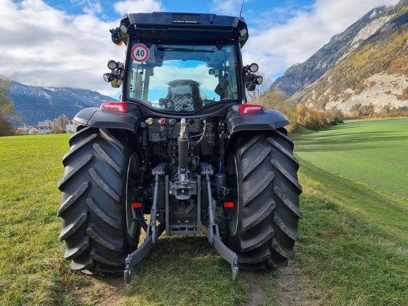 Traktor van het type Valtra G 135 Active Traktor, Ausstellungsmaschine in Chur (Foto 5)