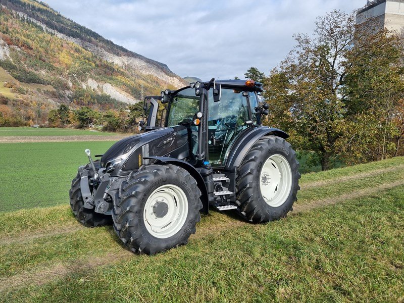 Traktor des Typs Valtra G 135 Active Traktor, Ausstellungsmaschine in Chur (Bild 3)