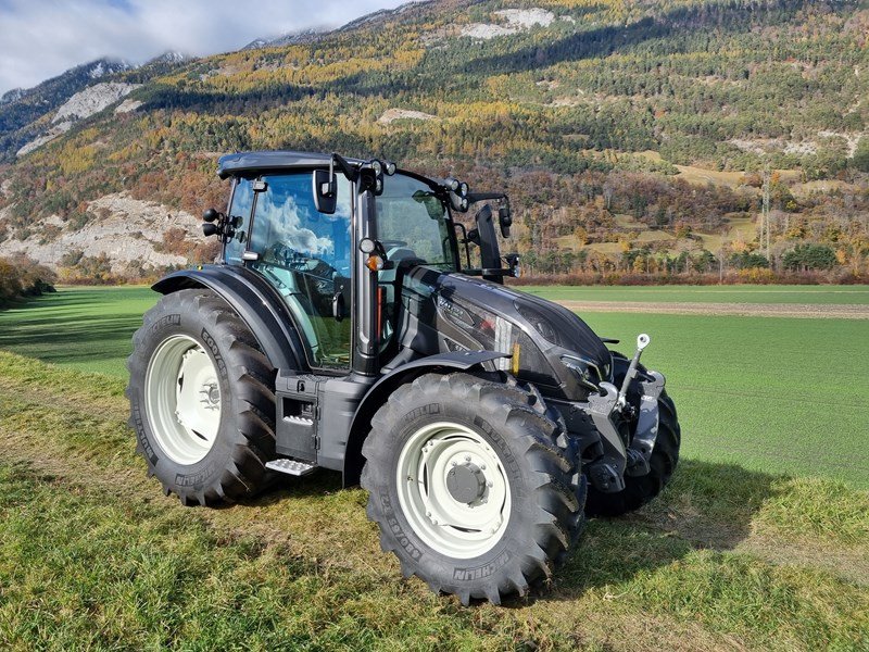 Traktor typu Valtra G 135 Active Traktor, Ausstellungsmaschine v Chur (Obrázek 1)