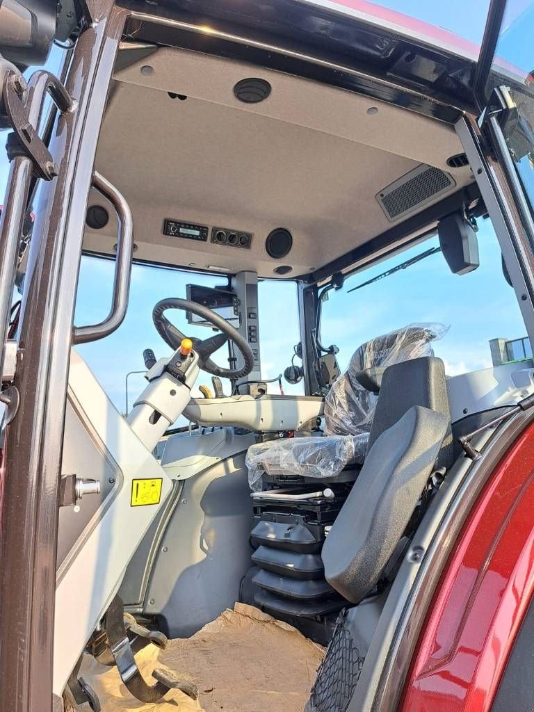 Traktor van het type Valtra G 135 Active, Neumaschine in Borne (Foto 5)