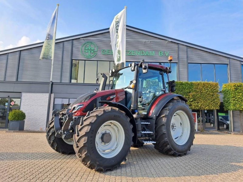 Traktor van het type Valtra G 135 Active, Neumaschine in Borne