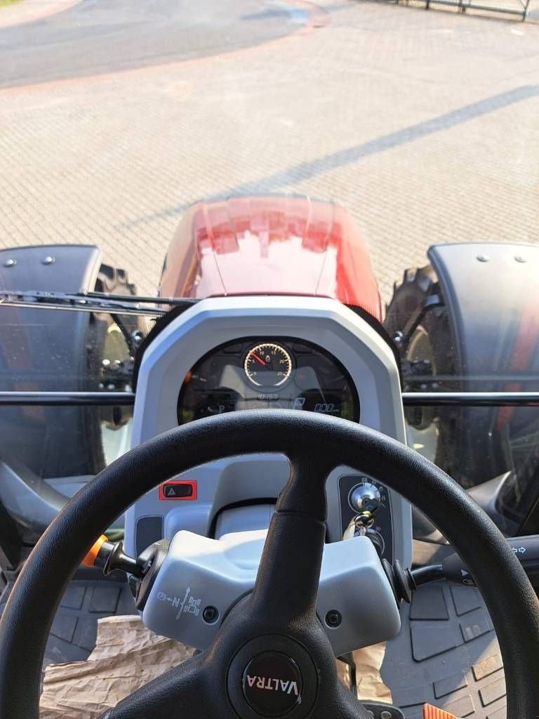 Traktor van het type Valtra G 135 Active, Neumaschine in Borne (Foto 10)
