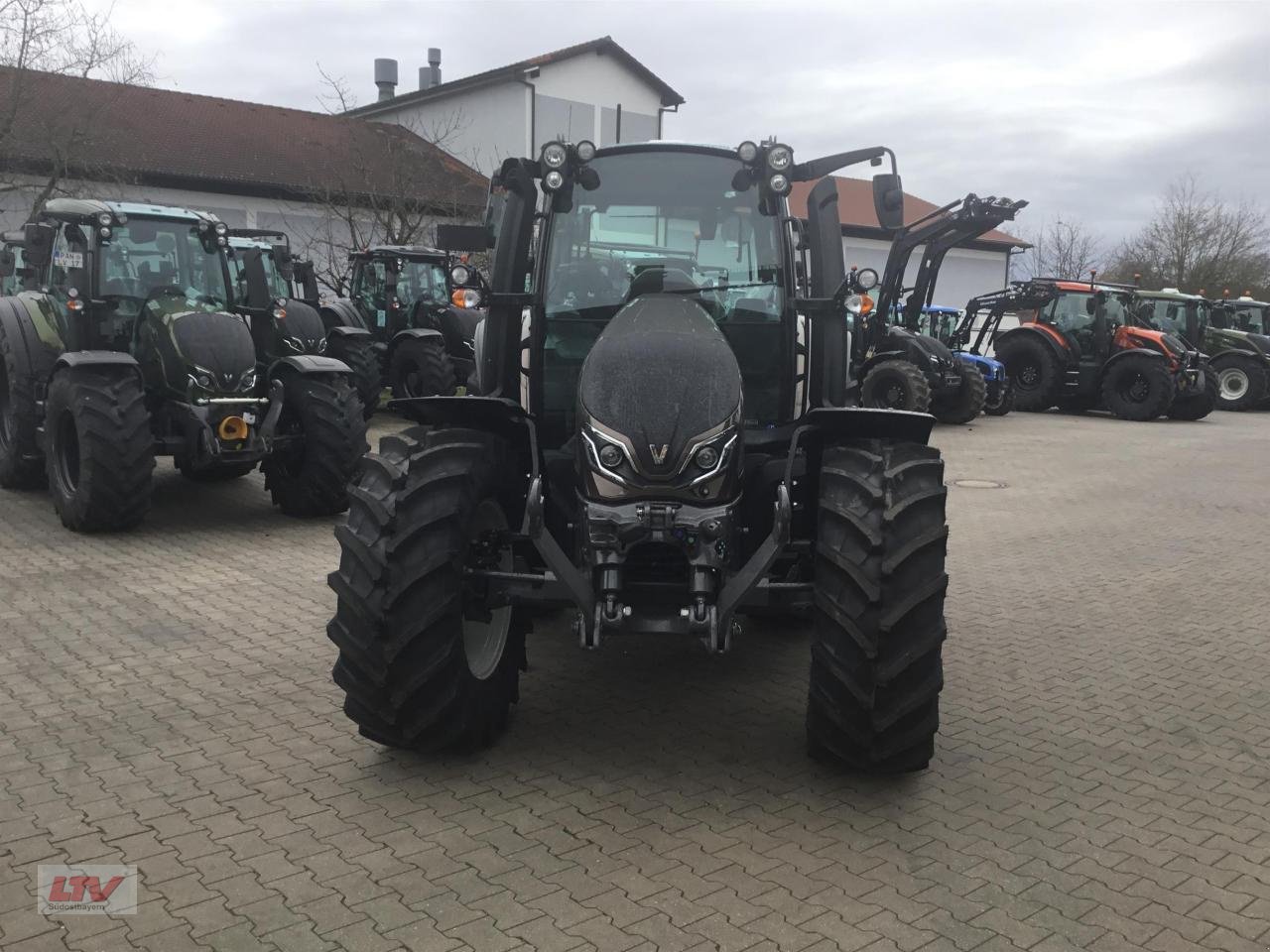 Traktor des Typs Valtra G 135 V, Neumaschine in Eggenfelden (Bild 4)