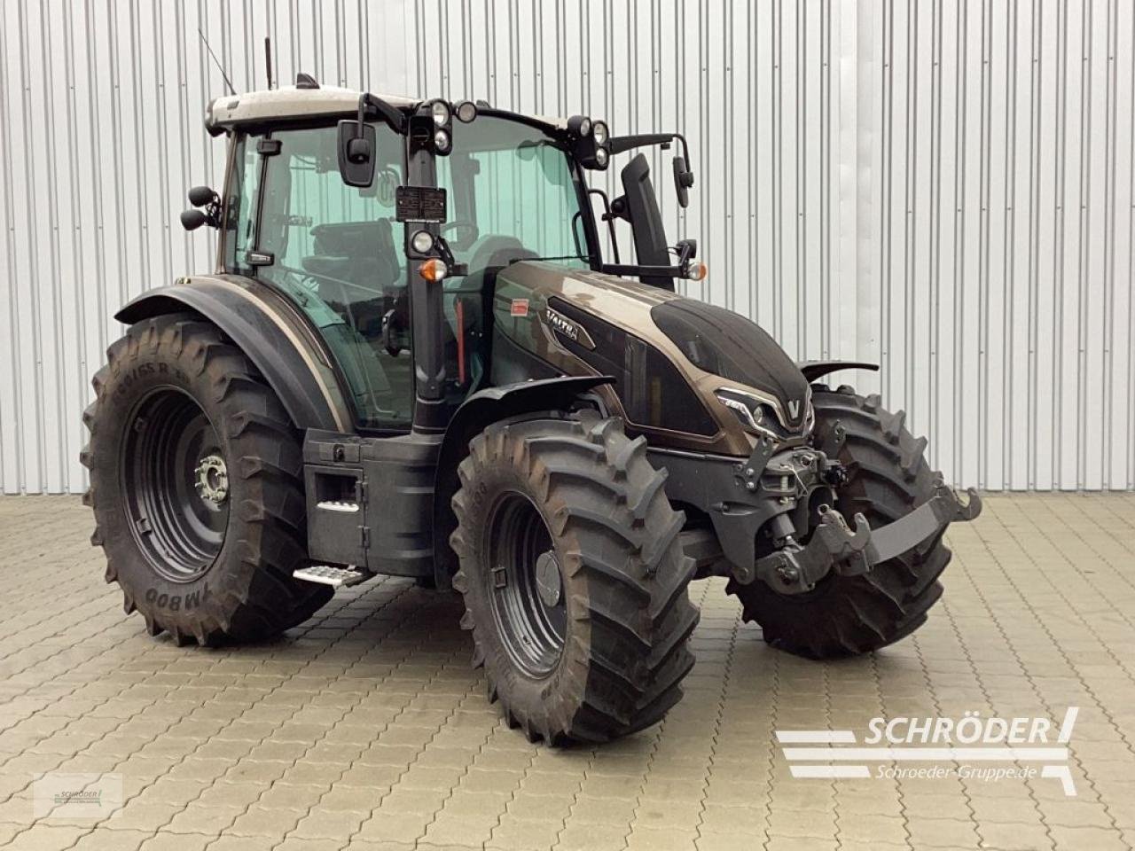 Traktor of the type Valtra G 135 V, Neumaschine in Hemmoor (Picture 1)