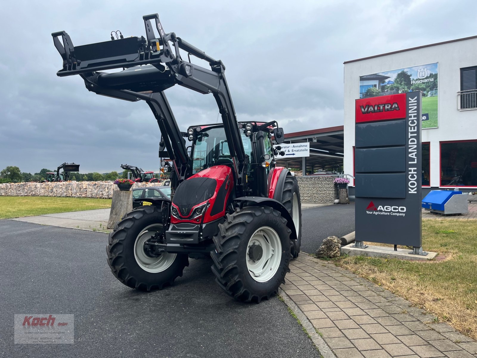Traktor of the type Valtra G105 H, Neumaschine in Neumarkt / Pölling (Picture 1)