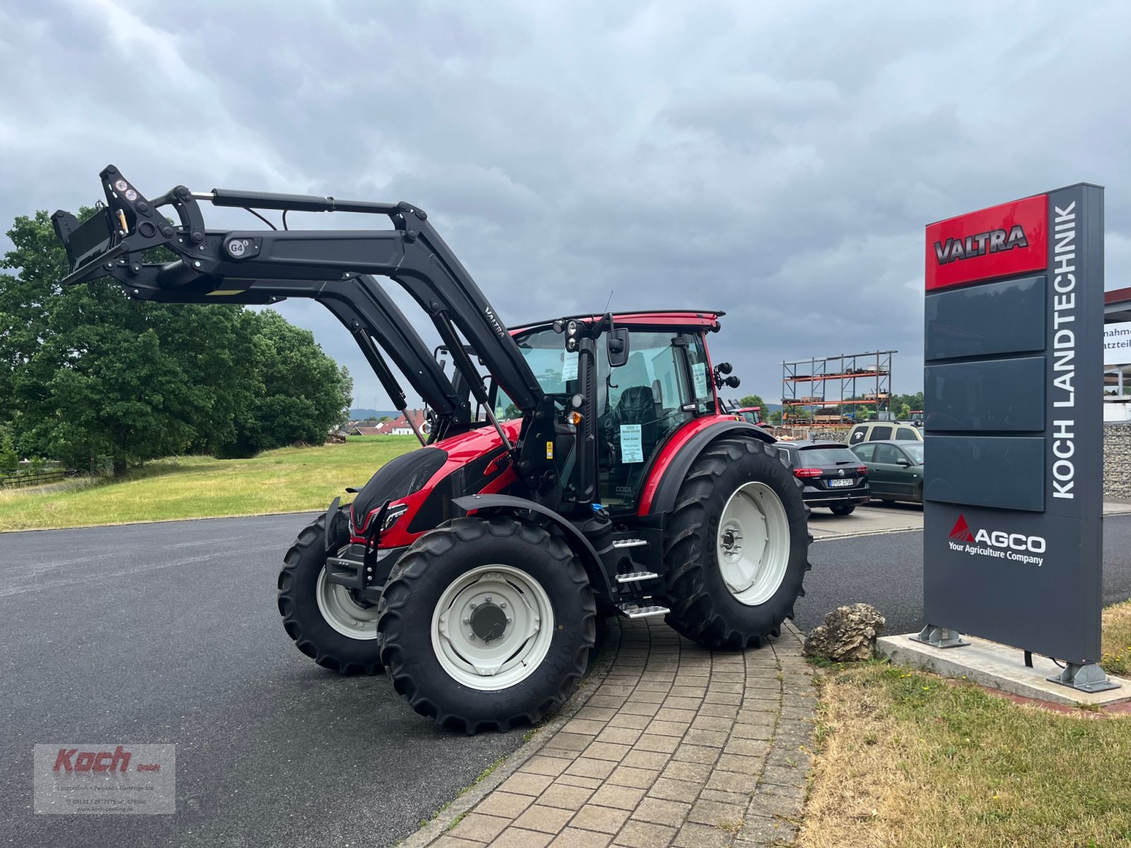 Traktor of the type Valtra G105 H, Neumaschine in Neumarkt / Pölling (Picture 2)