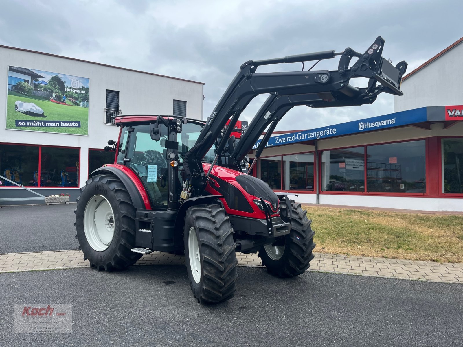 Traktor of the type Valtra G105 H, Neumaschine in Neumarkt / Pölling (Picture 3)