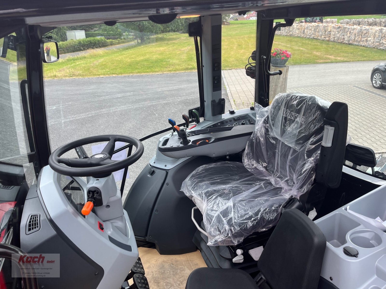 Traktor of the type Valtra G105 H, Neumaschine in Neumarkt / Pölling (Picture 10)