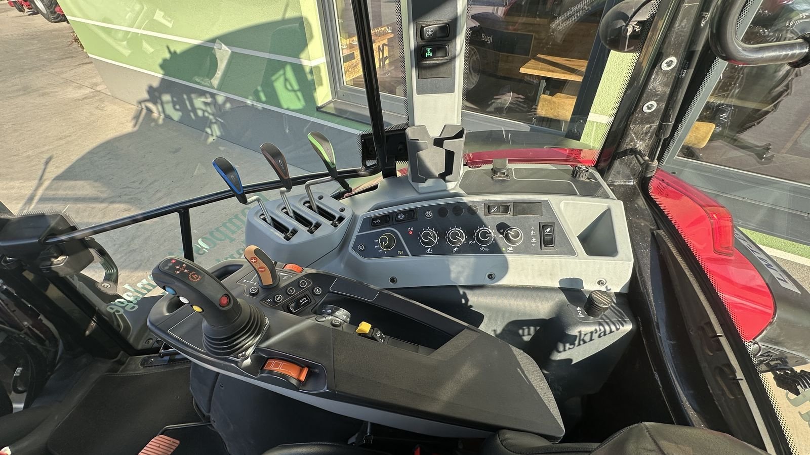 Traktor от тип Valtra G105, Gebrauchtmaschine в Hürm (Снимка 12)