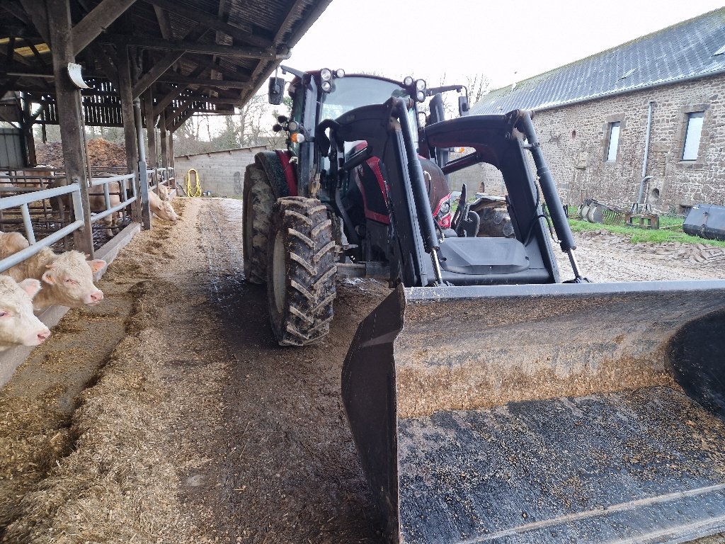 Traktor typu Valtra G115, Gebrauchtmaschine w MAYENNE (Zdjęcie 2)