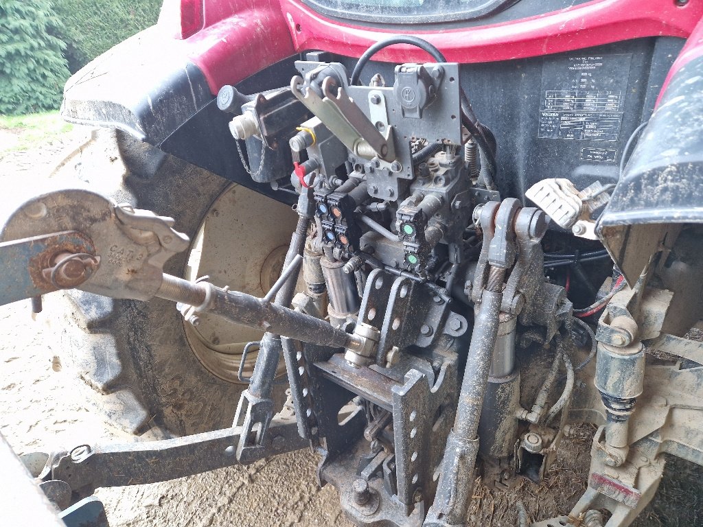Traktor typu Valtra G115, Gebrauchtmaschine w MAYENNE (Zdjęcie 10)